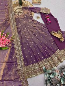 Ensemble Anarkali en soie violette avec dupatta, tenue traditionnelle indienne et pakistanaise pour femme, longueur ras du sol, pour mariage, extensible et coupe ample - Product Image 3