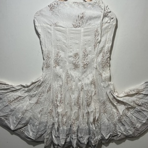 กระโปรงผ้าฝ้ายสีขาว 100% สำหรับผู้หญิงระดับพรีเมียม – กระโปรงพิมพ์ลายดอกไม้สไตล์ลำลองสุดหรู - Product Image 1