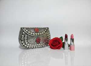 Sac à bandoulière de luxe fait main en mosaïque de pierres et de perles métalliques, motif floral, sac à main artistique pour femme, idéal pour mariages, soirées, voyages et usage quotidien - Product Image 3