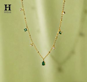 Collar Delicado con Colgante de Esmeralda en Forma de Lágrima de Oro Amarillo de 18K Personalizado, con Diamantes Cultivados en Laboratorio que Alternan con Circonitas Redondas y Flecos - Product Image 3