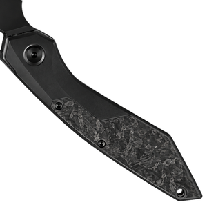 Couteaux pliants noirs avec lame angulaire noire mate, manche texturé gris foncé effet carbone, clip de poche et utilisation quotidienne portable moderne - Product Image 5