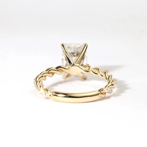 Bague de mariage torsadée en or massif 10K 14K 18K certifiée IGI avec diamant radiant de laboratoire et tige en argent sterling 925 et platine - Product Image 5