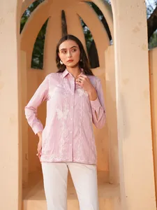 Chemisiers en rayonne rose brodés de haute qualité, style chemise, avec col, pour les fêtes de jour et les événements décontractés, disponibles au meilleur prix. - Product Image 5