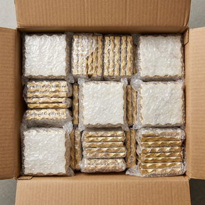 Ensemble de sous-verres en marbre personnalisés faits à la main avec bord ondulé doré, sous-verres en pierre blanche naturelle de forme carrée organique - Product Image 4