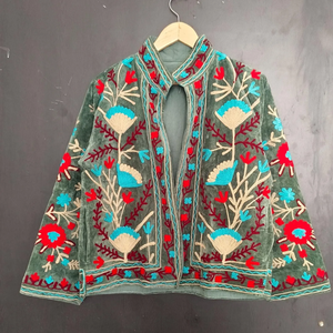Veste matelassée Suzani en velours vert faite à la main avec broderie turquoise, motifs floraux audacieux, doublure en coton, écologique et respirante - Product Image 1