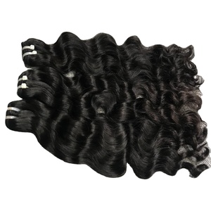 Vente en gros Cheveux Remy Vietnamiens Ondulés Naturels Stylisés Vagues Bundles Bruts Permed Frontal Machine d'extensions de cheveux humains à prix réduit - Product Image 1