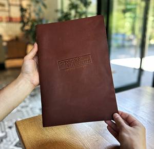 Porta Menús Profesional de Cuero para Restaurante, Cafetería, Libro de Menús Duradero y Recargable LMC-0080 - Product Image 1