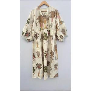 Robe midi élégante bohème beige en coton artisanal avec col noué et imprimé ethnique palmiers, robe décontractée pour femmes - Product Image 4