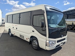 Autobús TOYOTA COASTER HZB70 DELUXE AUTOMÁTICO USADO de alta calidad, año 2020, recién llegado. Autos impecables en venta. - Product Image 1