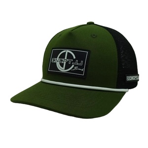 Casquette de style de vie extérieur contemporain avec dos en maille verte, patch avant détaillé, ajustable, streetwear décontracté - Product Image 1