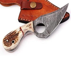 Couteau de poche de survie personnalisé en acier Damas de haute qualité pour le camping et la chasse, manche en corne de cerf, broches en laiton, étui en cuir - Durable - Product Image 1