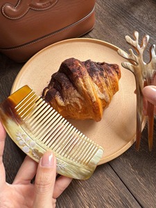 Peigne artisanal vintage en corne de buffle pour usage domestique, brosse coiffante mosaïque avec corne naturelle bouclée, fonction massage antistatique pour la maison - Product Image 5