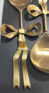 Ensemble de 2 saladiers en acier inoxydable Benedetta avec finition laiton antique et poignée à motif Benedetta en laiton - Product Image 6