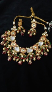 ชุดสร้อยคอและต่างหูแบบ Kundan ประดับคริสตัล ไรน์สโตน มุกเทียม ลูกปัดสีแดง สไตล์วินเทจ สำหรับเจ้าสาว งานแต่งงาน งานหมั้น แบบชาติพันธุ์ - Product Image 3