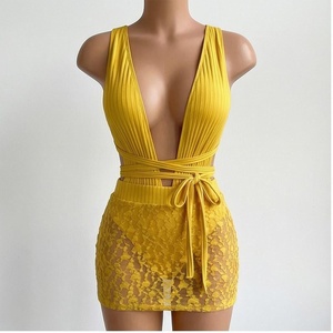 Traje de baño de una pieza con cuello en V profundo y espalda descubierta, color amarillo, con cintura con cordones y falda inferior de encaje. - Product Image 1