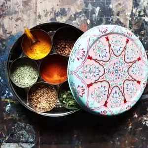 Moderna caja de especias de latón con diseño de pavo real grabado a mano, con cuchara, pintada a mano, recipientes para especias de cocina, cajas de especias Dani - Product Image 3