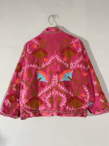 Veste Suzani en velours rose • Manteau floral brodé style bohème • Vêtement de festival fait main • Vêtement d'extérieur bohème lumineux - Product Image 4