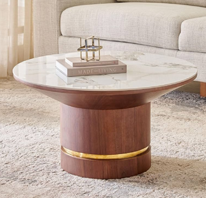 Mesa de centro redonda de mármol blanco con base de madera tipo pedestal, con detalles de tira decorativa de latón discreto, disponible a precios de mayorista. - Product Image 1