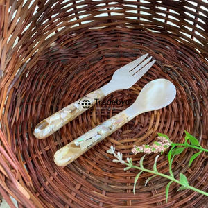 Cuillère de service artisanale en nacre incrustée par Tradebyd - Product Image 5