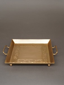 Plateau rectangulaire en métal décoratif finition laiton antique avec quatre pieds pour le service dans les hôtels et les restaurants - Product Image 5