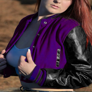 Blouson Bomber Femme Style Universitaire Violet et Noir avec Manches en Similicuir – Veste Décontractée Tendance pour Dames - Product Image 3