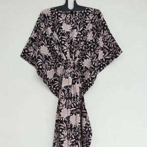 ชุดเดรสผ้าฝ้ายสีเขียวลายดอกไม้ทำมือ สไตล์อินเดีย คิโมโน โรบ น้ำหนักเบา เหมาะสำหรับใส่เที่ยวพักผ่อนสไตล์โบฮีเมียน - Product Image 1