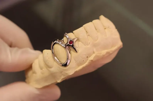 เครื่องประดับฮิปฮอป โมอิสซาไนต์ เงิน ฟันปลอมแบบกริลล์ซ  ครอบฟัน  สไตล์แวมไพร์  แบบสั่งทำได้  สำหรับทุกเพศ  ดีไซน์โดดเด่น  สตรีทแฟชั่น  หรูหรา  วิบวับ - Product Image 3