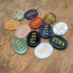 Pierres de cristal polies ovales inspirantes « Un jour à la fois », objet d'art portable et de collection pour soulager l'anxiété - Product Image 2