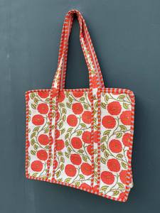 Bolsa de Compras Ligera de Algodón Floral Ecológica, Bolsa de Mano Acolchada con Estampado Artesanal, con Práctico Bolsillo Interior - Product Image 2