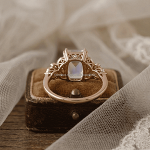 Anillo de compromiso de moissanita chapado en oro con gema de laboratorio de esmeralda y piedra lunar arcoíris, con engaste de garra, para mujer, moderno, para boda - Product Image 4