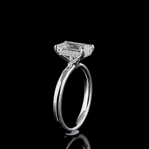 Anillo de Compromiso Minimalista Personalizado con Esmeralda de 2 Quilates Certificada por IGI, Oro Blanco de 14K, Corte Escalonado, Solitario, Anillo de Boda - Product Image 2