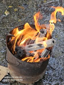 Bâtons de charbon de bois Binchotan japonais de qualité fine Charbon de bois blanc d'eucalyptus Vietnam CKT VIETNAM 6 heures de combustion 5% humidité BBQ - Product Image 2