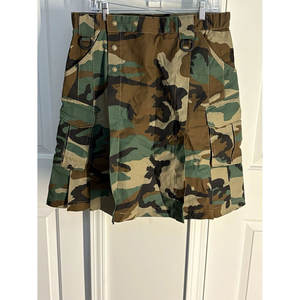 Kilt traditionnel robuste en coton camouflage avec poches cargo plissées à l'arrière - Product Image 2