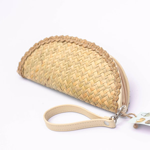 Bolso de mano de paja con forma de media luna, con cremallera y correa de cuero – Estilo vintage elegante - Product Image 1