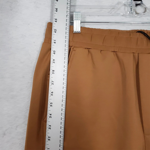 กางเกงวิ่งออกกำลังกายเอวกลางทรงตรงสีน้ำตาล เอวยางยืด ใส่สบาย ระบายอากาศได้ดี น้ำหนักเบา เป็นมิตรกับสิ่งแวดล้อม - Product Image 2