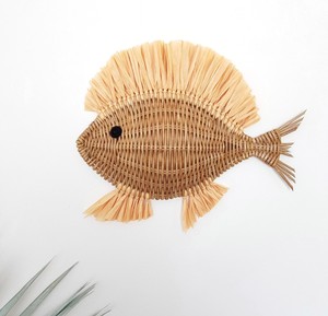 Sculpture murale suspendue en rotin, créature marine à franges, décoration pour chambre d'enfant, artisanat en fibres naturelles, art mural animalier. - Product Image 3