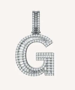 Colgante con Letra G, Chapado en Rodio, con Diamante de Corte Esmeralda y Engaste en Canal, Estilo Hiphop, Unisex, con Corte Brillante Redondo - Product Image 3
