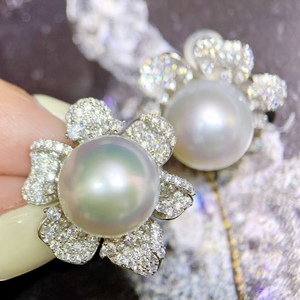 Pendientes de Plata de Ley S925 de la Serie Mariposa Revisada de Graaf con Perla Redonda Impecable de 8.5-9 mm - Product Image 3