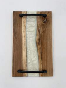 Plateau de service en résine blanche et bois, plateau artisanal à bords naturels pour cuisine et table à manger, élégant plateau incrusté de résine, décoration intérieure - Product Image 6