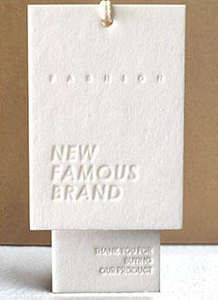 Étiquettes suspendues personnalisées haut de gamme avec estampage à chaud et finition gaufrée - Product Image 5