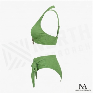 Conjunto de bikini de dos piezas con tiras verdes y aros de perlas, top halter y braga de cintura alta con lazo lateral. - Product Image 3