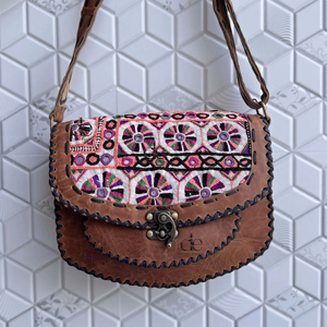 กระเป๋าหนังแท้ทำมือสไตล์บันจารา กระเป๋าสะพายไหล่สไตล์ยิปซี ดีไซน์เก๋ ใช้งานได้หลากหลาย กระเป๋าปักลายเก๋ไก๋สำหรับผู้หญิง - Product Image 1