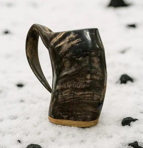 Auténtica Jarra de Cuerno para Beber, Hecha a Mano, Estilo Vikingo, con Asa - Product Image 1