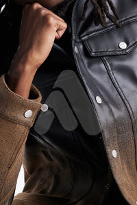 Chaqueta de Cuero de Alta Calidad para Hombre, con Cuello Alto, Logotipo Frontal, Impermeable y Transpirable, Estilo Urbano y Motociclista - Product Image 3