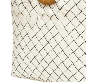 Sac à main moderne en plastique tressé blanc et sac fait main chic avec anse en bois ronde pour femme - Product Image 3