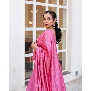 Conjunto de Lehanga Rosa Bauhinia Talla XS en Tela Chiffon con Blusa y Dupatta Incluidos - Product Image 2