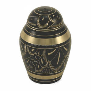 Urnas de recuerdo de latón para cenizas con intrincados grabados hechos a mano por artesanos expertos para un recuerdo único - Product Image 6