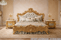 Lit de luxe moderne de taille standard en teck sculpté d'inspiration baroque, réglable en hauteur, avec 2 tiroirs et finition feuille d'or pour chambre à coucher