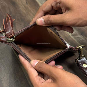 กระเป๋าคลัทช์หนังวัวลายดอกไม้ทรงสูงสลักลายวัวพร้อมซิปและสายหนังถอดออกได้ - Product Image 6