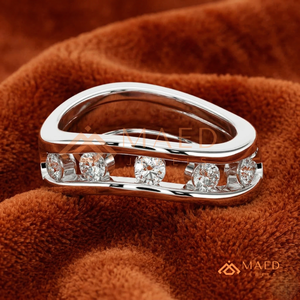 Bague de luxe en argent 14 carats avec diamants flottants en forme de vague |   Bague éternelle asymétrique à canaux incurvés |   Diamant cultivé en laboratoire sur mesure - Product Image 1